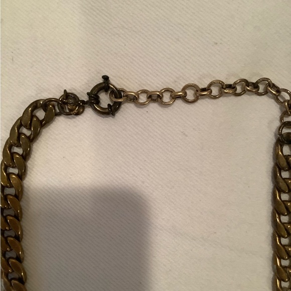 Rhinestone and white statement necklace w chunky gold chain - Picture 3 of 3